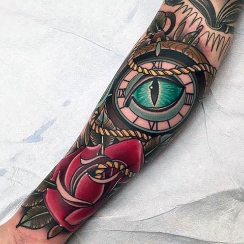 手臂old school彩色神秘罗盘与眼睛玫瑰纹身图案