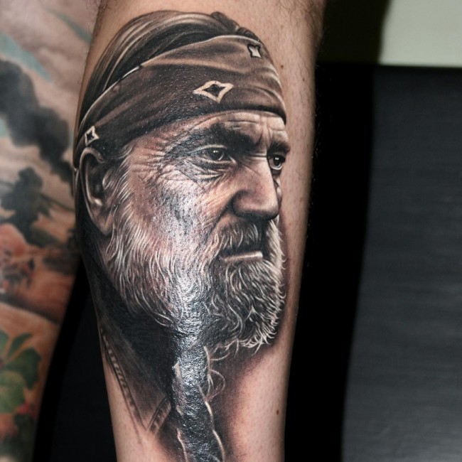 手臂现实主义风格的彩色男子肖像纹身图案
