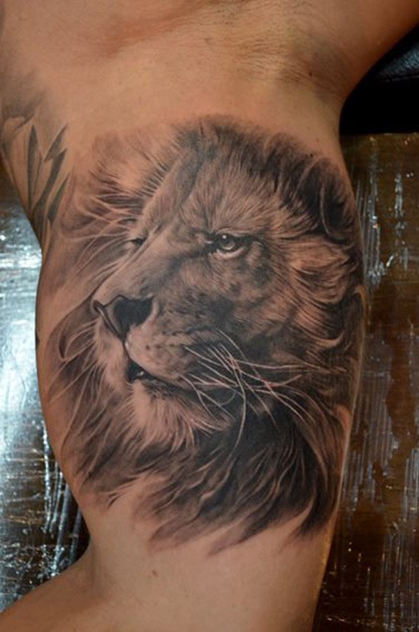 男性肩部彩色逼真的狮子头纹身图片