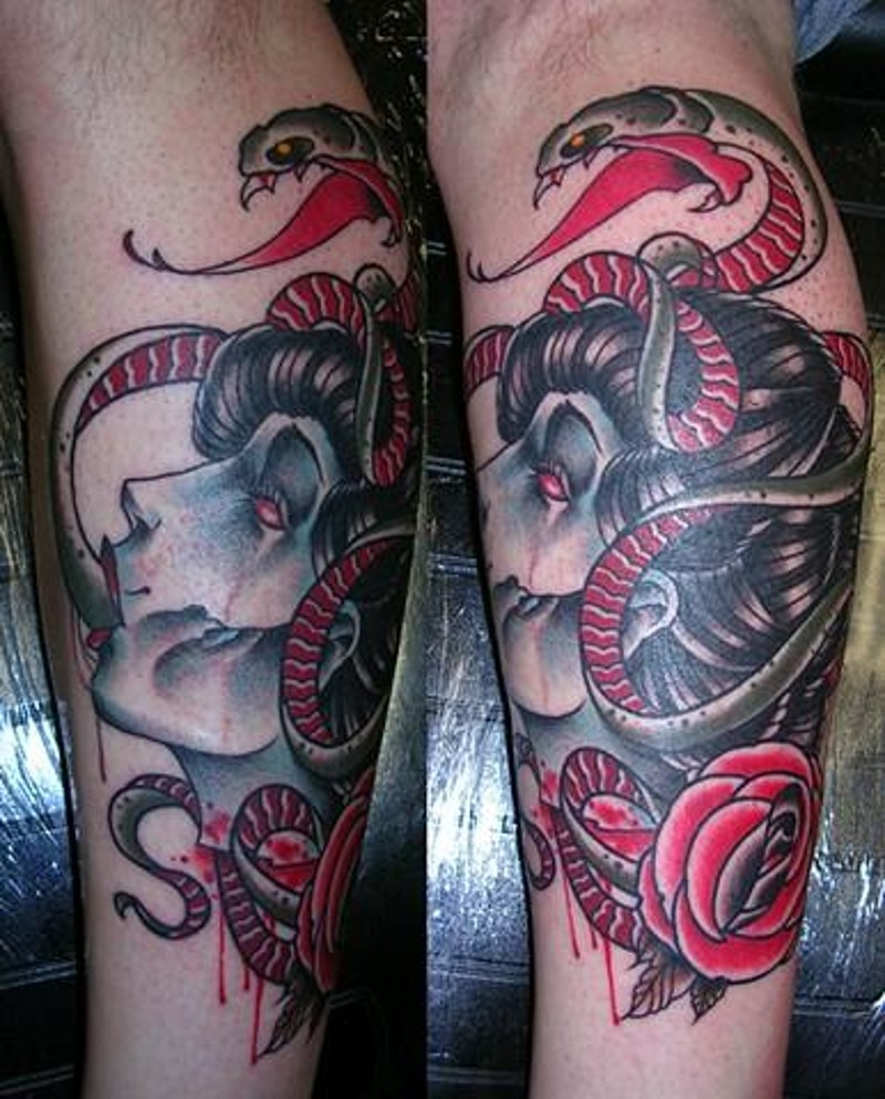腿部彩色血腥美杜莎的头和蛇纹身