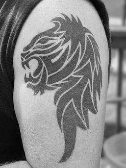 肩部黑色部落的狮子头纹身图案