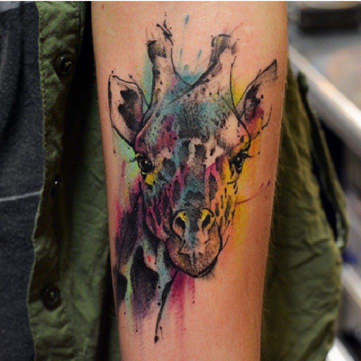 可爱水墨彩绘长颈鹿纹身图案