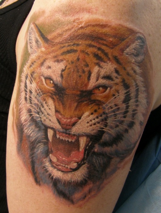 肩部彩色逼真的老虎纹身图案
