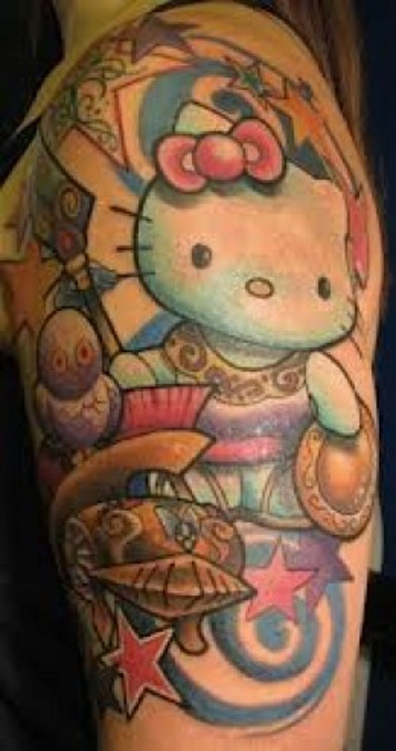 肩部彩色有趣的凯蒂猫主题纹身图案