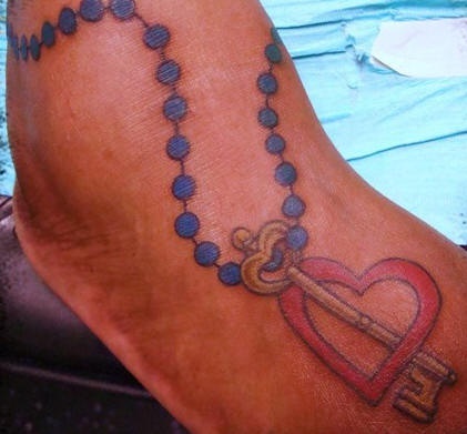 腿部彩色念珠与爱心钥匙纹身图案