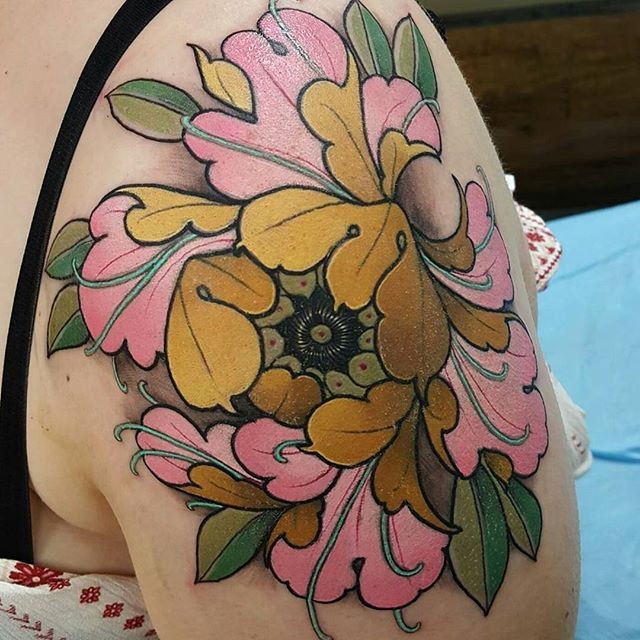 女性肩部新风格的彩色华丽花朵纹身