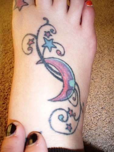 女性脚背彩色月亮和星星纹身图案
