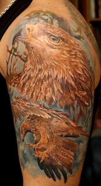 现实主义风格彩色鹰大臂纹身图案