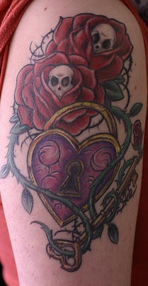 肩部彩色玫瑰和荆棘藤蔓爱心纹身图案