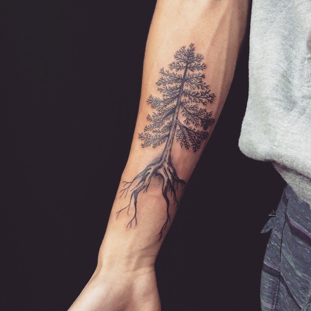 男性手臂逼真的灰色松树纹身图案