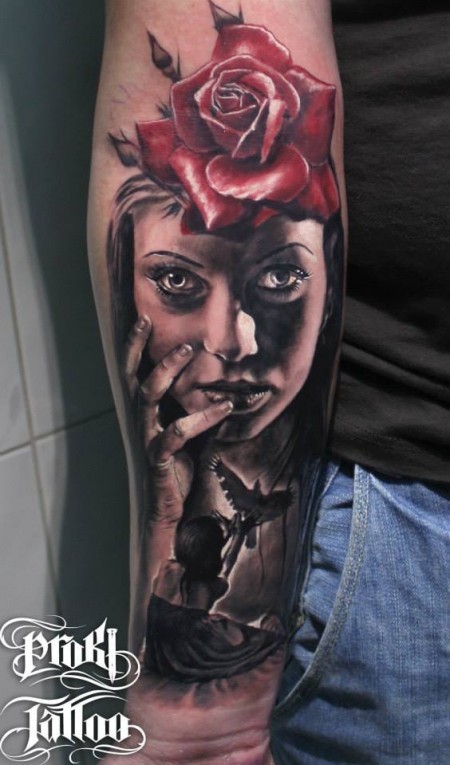 小臂彩色女性肖像玫瑰和鸽子纹身图案