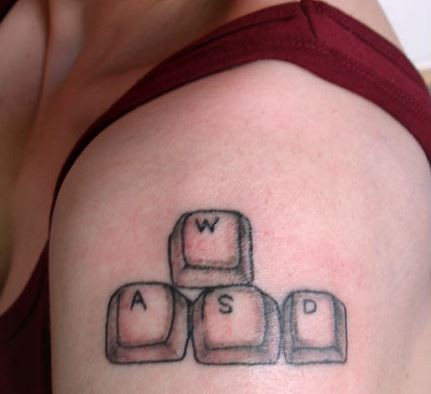 女性肩部棕色键盘按钮纹身图案