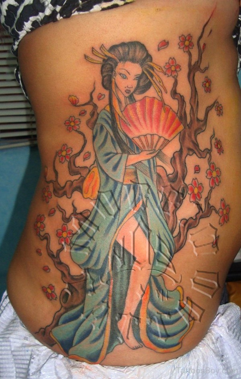 腰侧彩色诱人的艺妓纹身图案