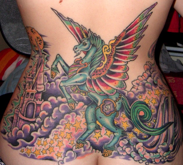 女生后腰部五彩幻想独角兽城堡和星星纹身图案
