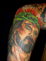 彩色耶稣和荆棘皇冠纹身图案