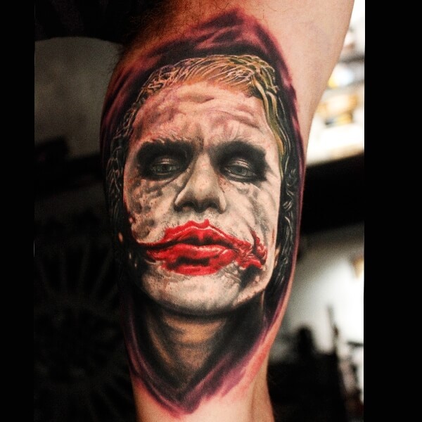 大臂现实主义风格的彩色邪恶的小丑纹身图案