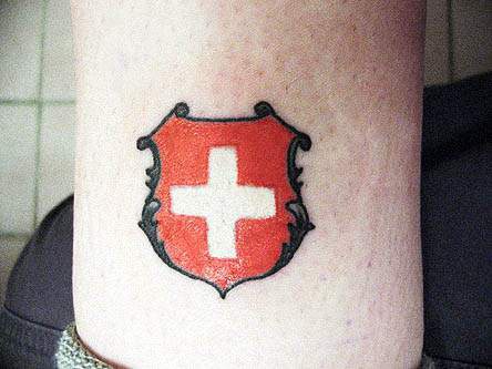 手臂彩色盾牌瑞士国旗纹身图案