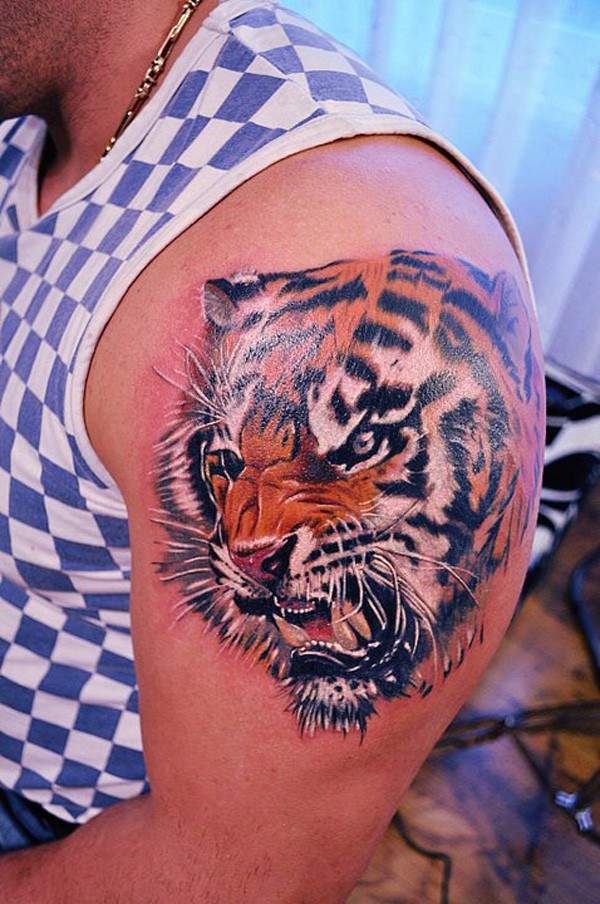 男性肩部彩色逼真的老虎头纹身图片