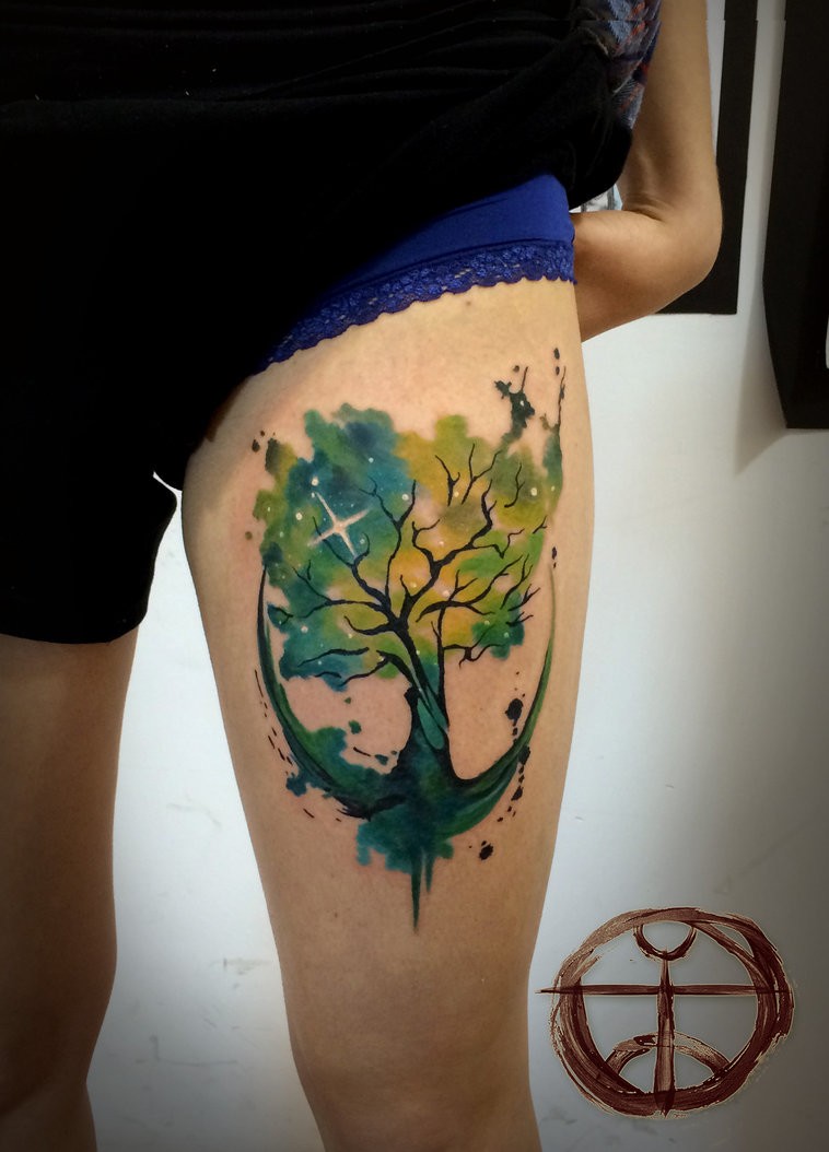 女性腿部彩色清新大树纹身图案