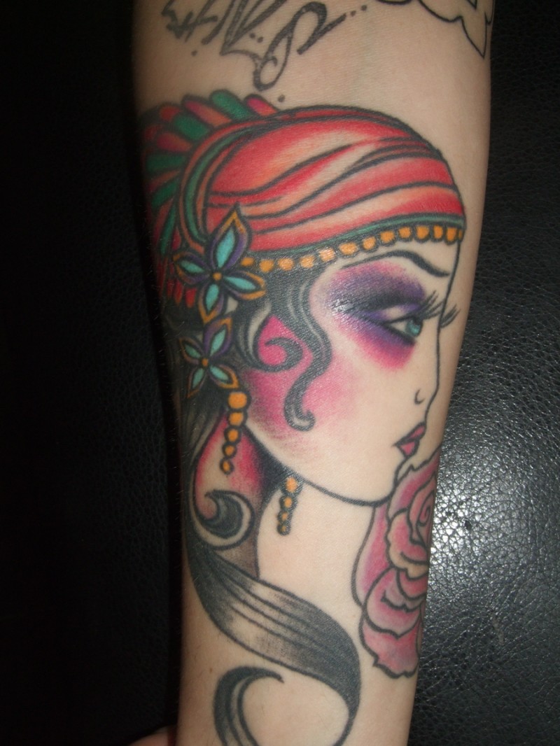手臂可爱的吉普赛女孩头部纹身图片