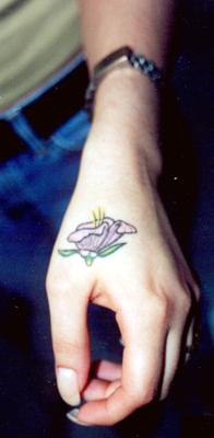 手背上的紫色花朵纹身图案