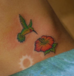 手臂彩色小蜂鸟和花朵纹身图案