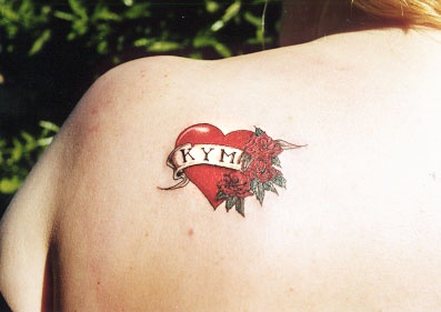 女性肩部彩色字母纹身图案