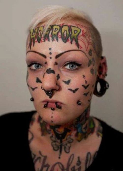 女性脸部疯狂的花体英文和蝙蝠纹身图案