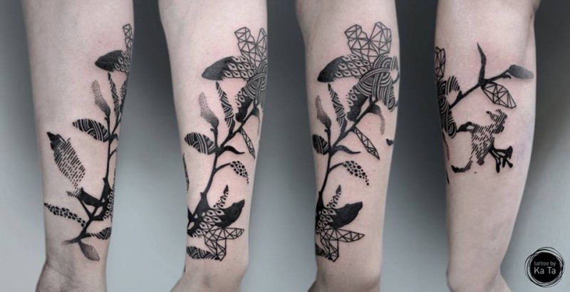 手臂黑灰另类风格的植物纹身图案