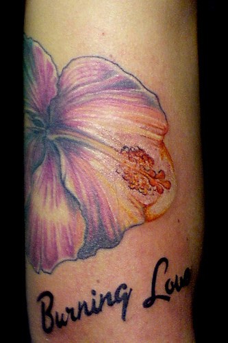 腿部彩色淡紫色的木槿花纹身