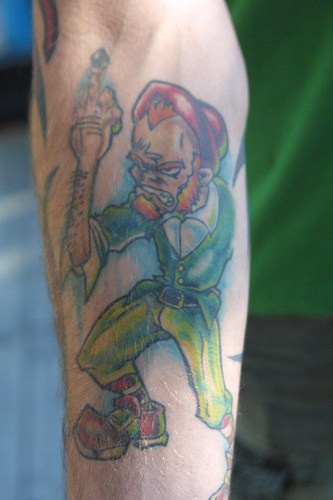 手臂彩色残忍的绿妖精纹身图案