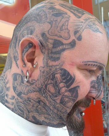 男子头部和脸部机械怪物纹身图案