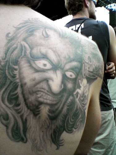 肩部日式恶魔脸纹身图案