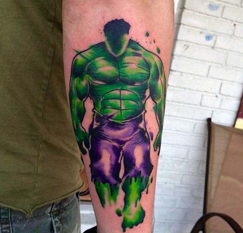 手臂水彩画风格的神秘绿巨人纹身图案