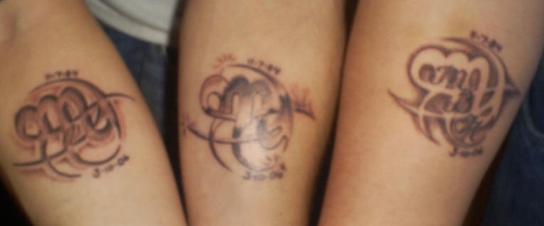 手臂三个相同的友谊符号纹身图案