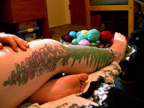 腿部彩色大型植物红花纹身图案