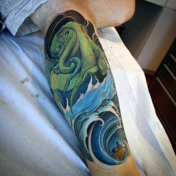 腿部逼真的绿色章鱼与波浪纹身图案