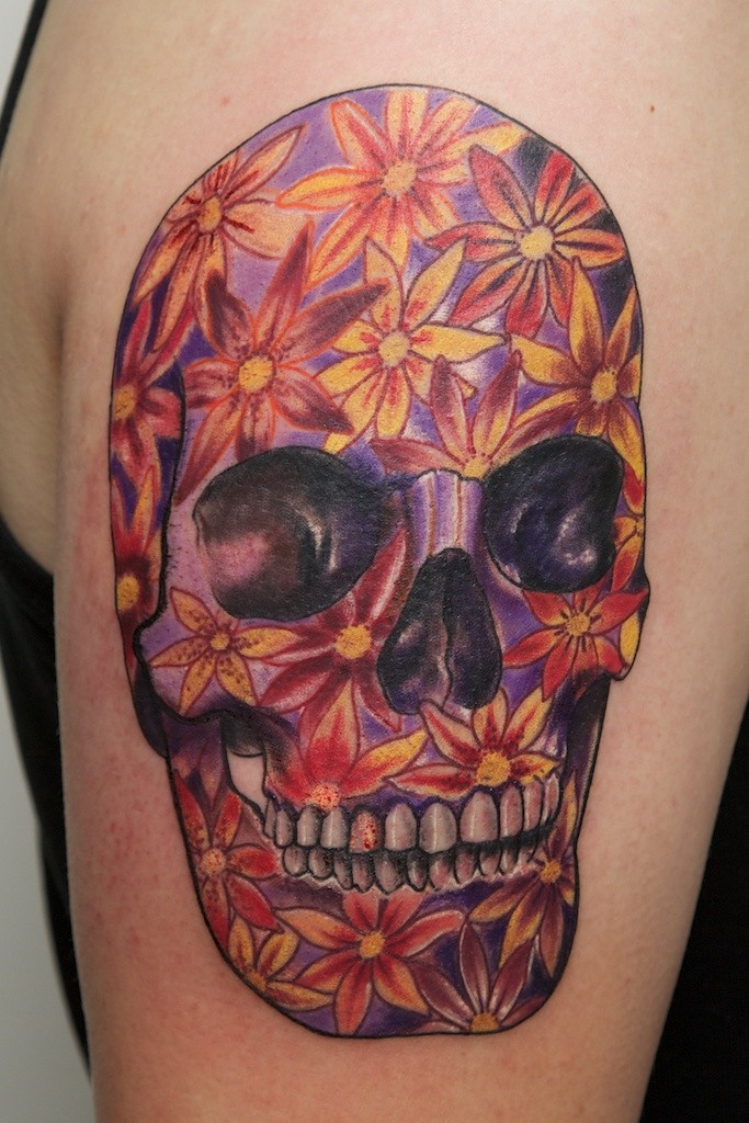 肩部彩色花朵图案骷髅头纹身图案