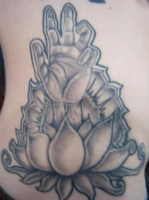 腰部灰色莲花与人的手纹身图案