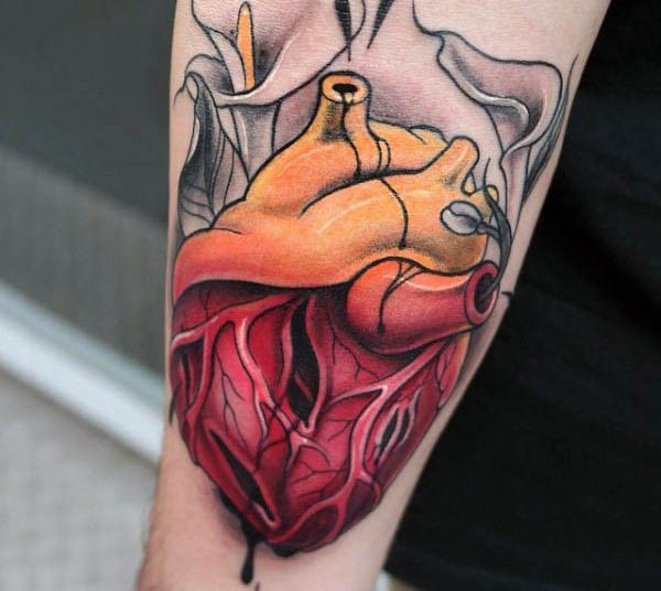手臂彩色人体心脏纹身图案