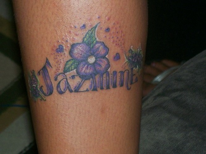 可爱的紫色茉莉花与字母纹身图案