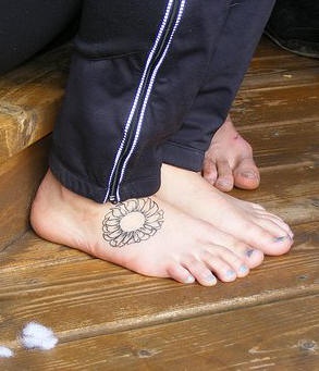 脚背简约圆形无色花朵纹身图案