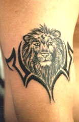 手臂黑灰狮子头部落纹身图案