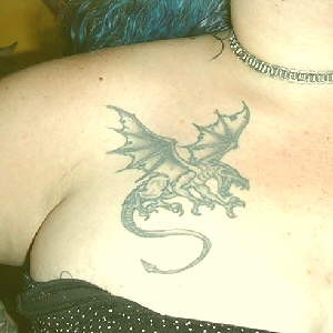 胸部飞翔的龙纹身图案