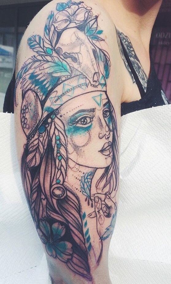 大臂素描风格印度女郎与羽毛纹身图案