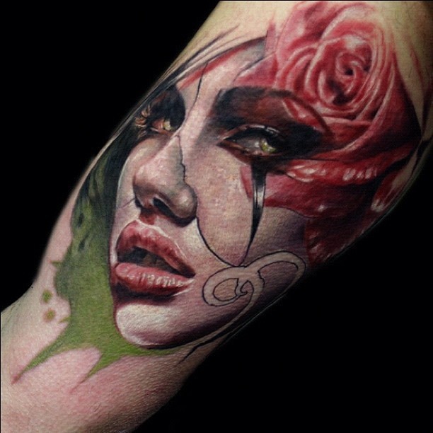 现代传统风格的彩色女人肖像玫瑰纹身图案