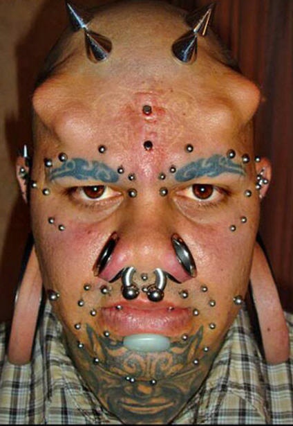 男子脸部可怕的纹身图案