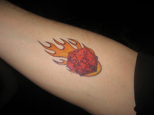 小臂上几何骰子火焰彩绘纹身图案