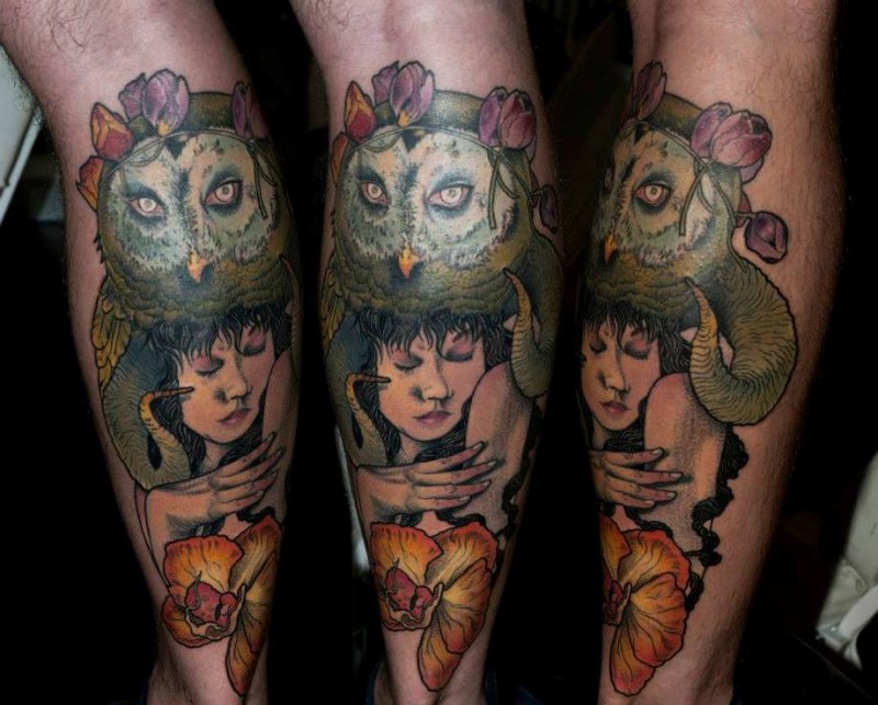 腿部彩色妇女肖像与猫头鹰纹身图案