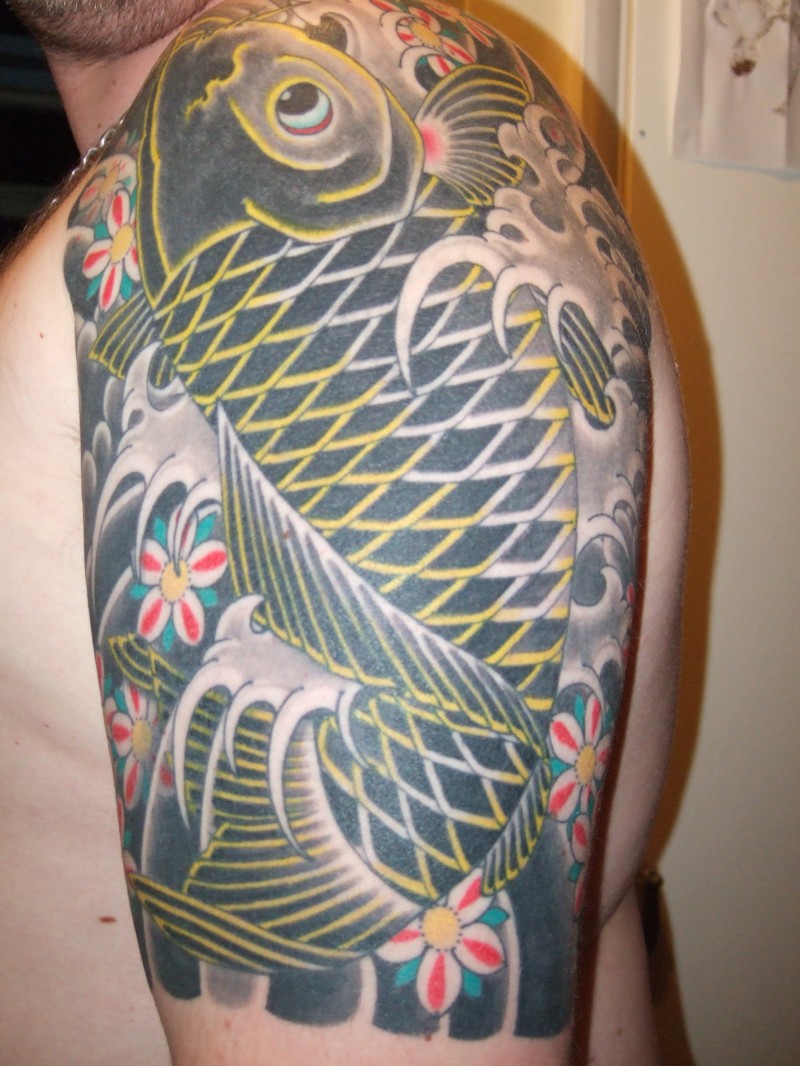 肩部彩色日本锦鲤鱼纹身图案